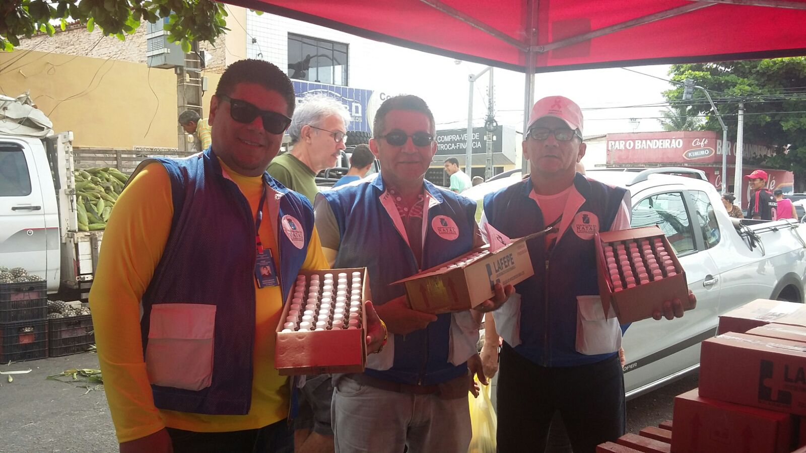 SMS distribuiu dois mil frascos de hipoclorito de sódio na feira livre do Alecrim