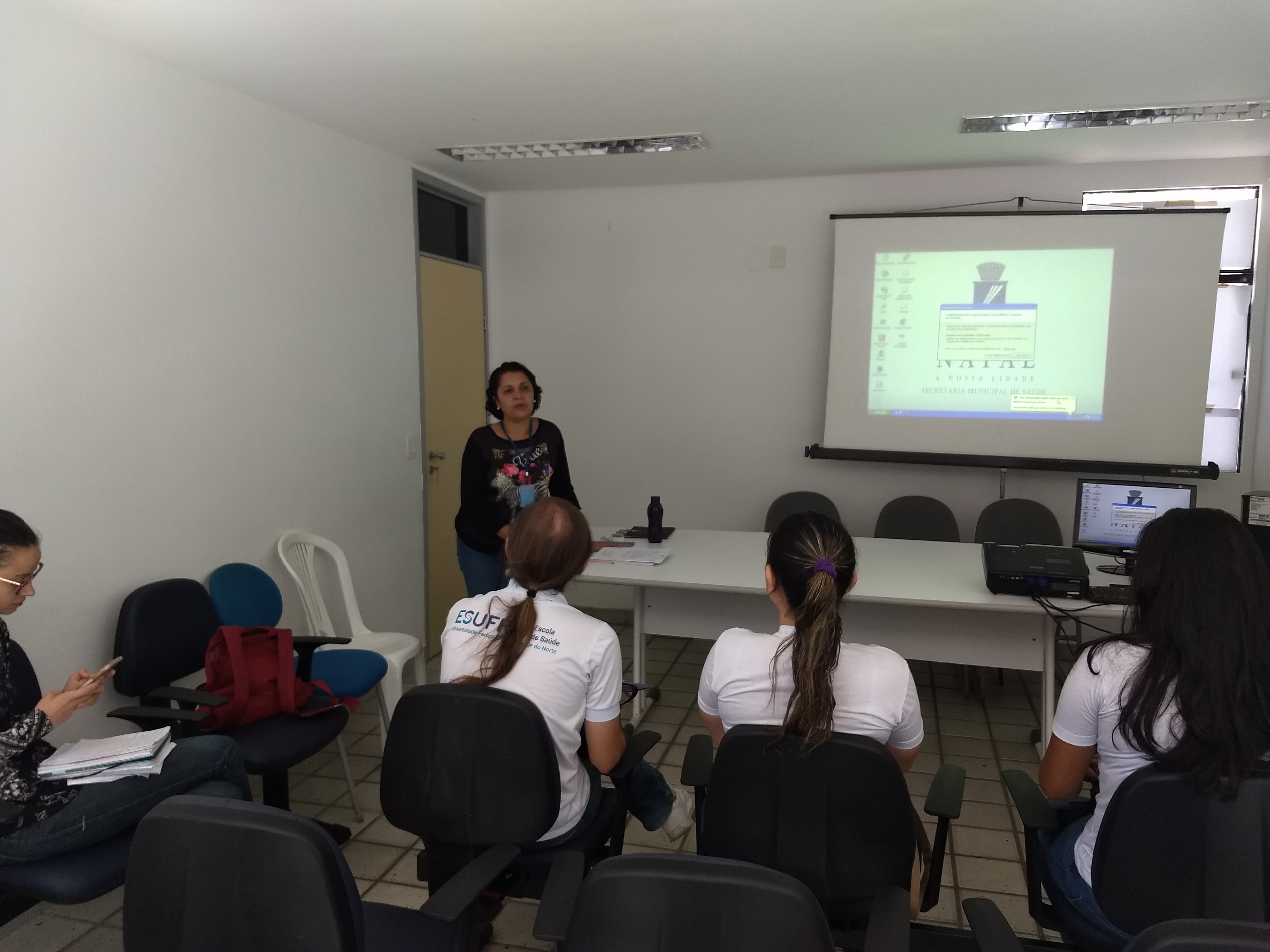 Alunos da UFRN vivenciam o dia a dia do Departamento de Vigilância em Saúde Alunos da UFRN vivenciam o dia a dia do Departamento de Vigilância em Saúde