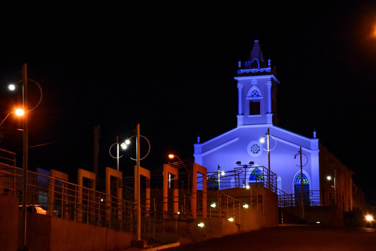 Campo Redondo: Matriz de Nossa Senhora de Lourdes fica azul em campanha contra o câncer de próstata