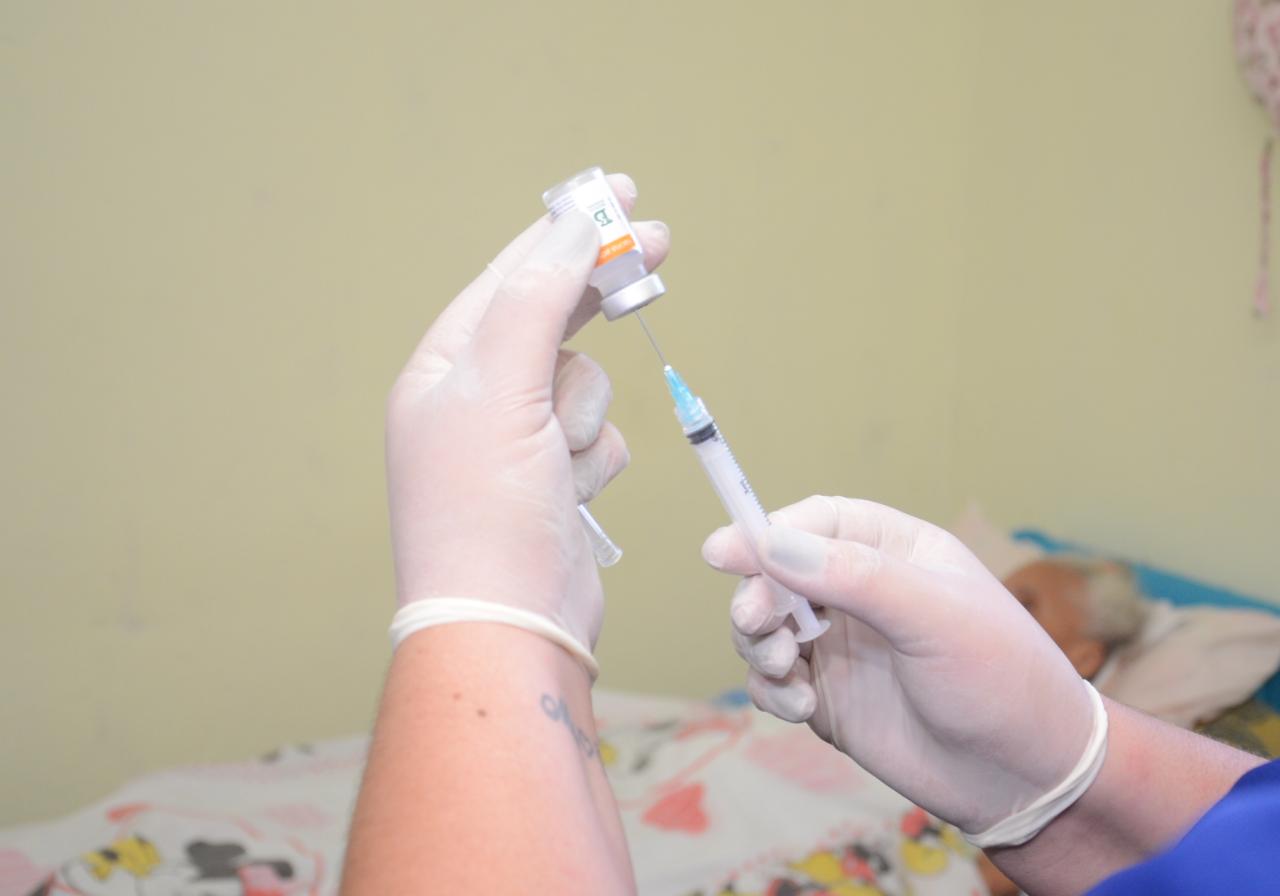 Covid: São Gonçalo retoma vacinação para adolescentes sem comorbidades e reduz intervalo da 2ª dose da Pfizer 