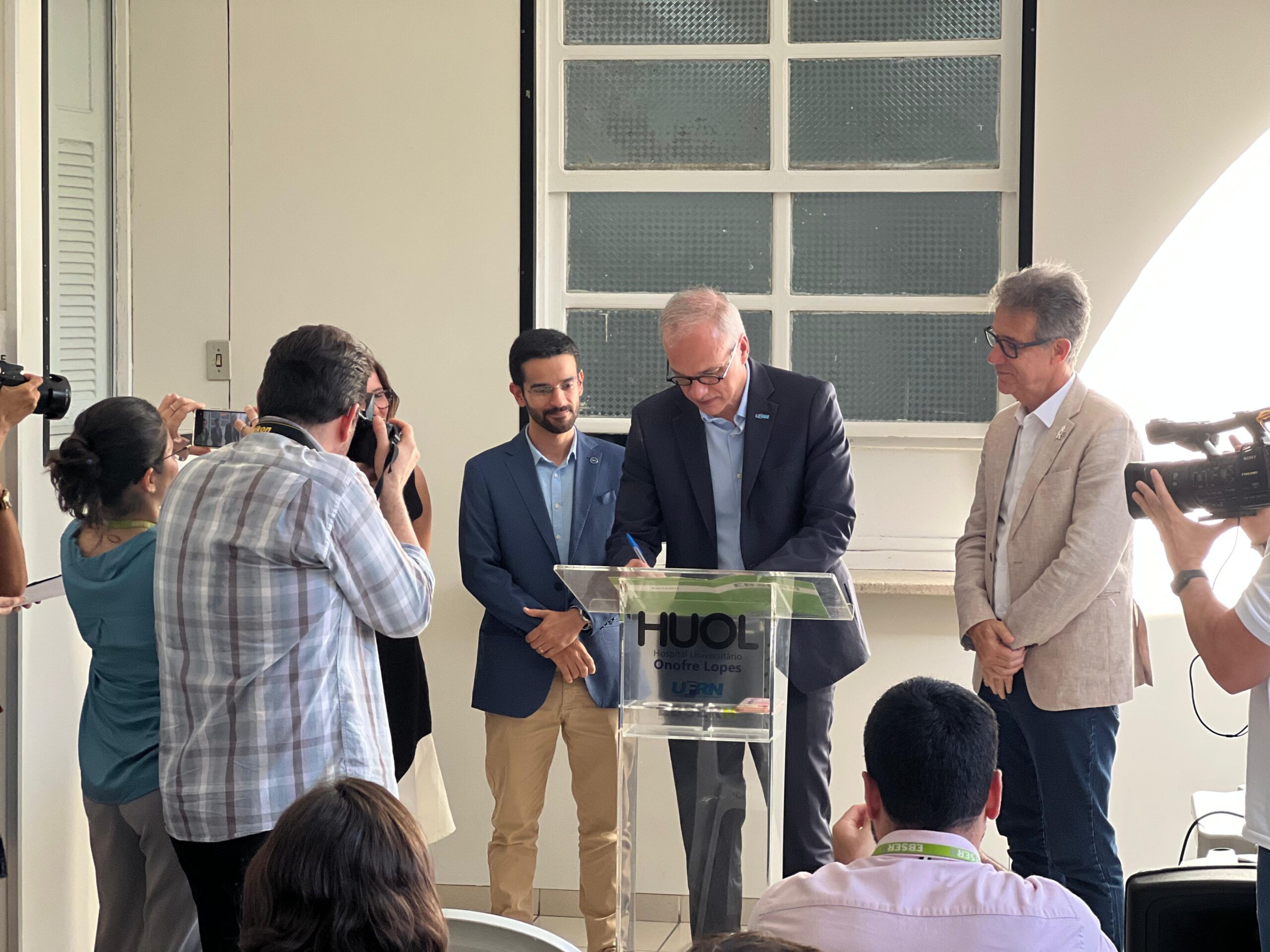 EVENTO DE INAUGURAÇÃO DE MICROSCÓPIO E REGULARIZAÇÃO FUNDIÁRIA DE TERRENO DO HUOL